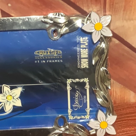 Silver Daisy License Plate Frame - Picture 2 of 4